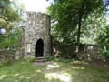 Staffagebau in Form einer gotisierten Ruine