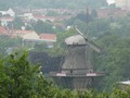 Blick vom Ruinenberg zur historischen Mühle von Sanssouci