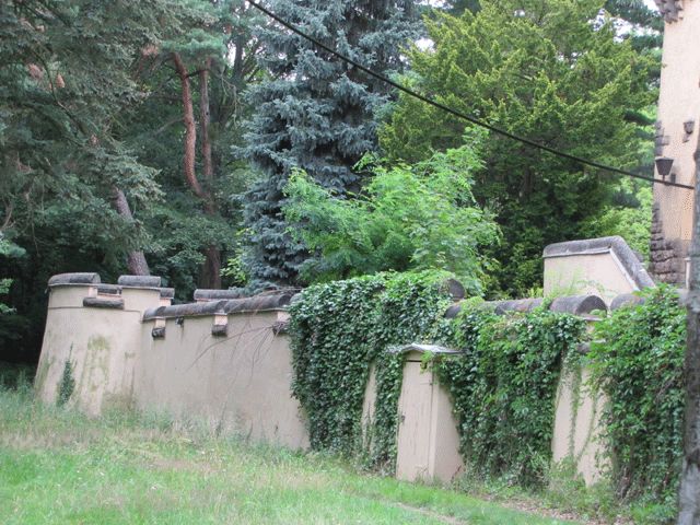 Hakeburg, Burgmauer