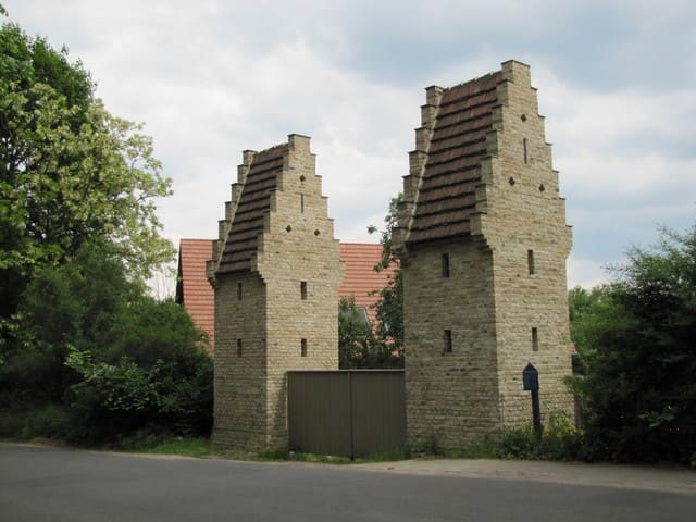 Staffelgiebeltürme an der Toreinfahrt zwischen Kirche und Schloss