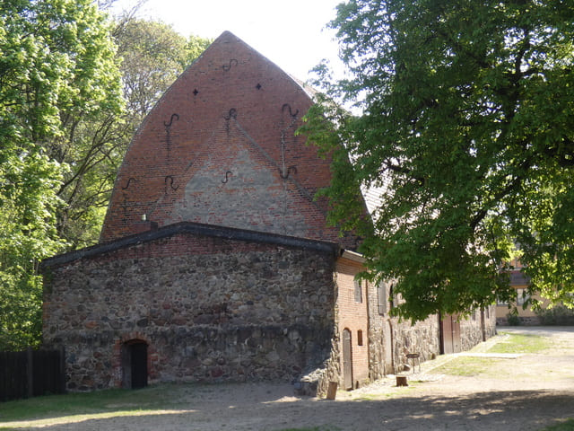 Scheune vor der Burg Rabenstein