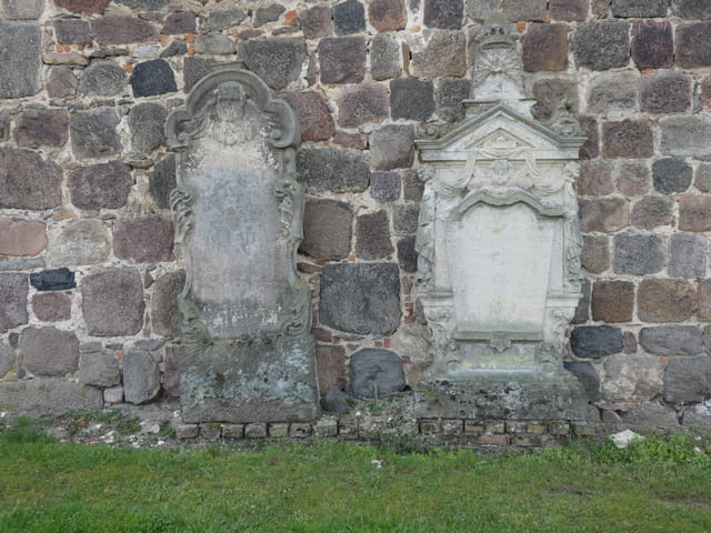 Grabplatten an der Kirche