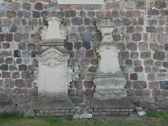 Grabplatten an der Kirche