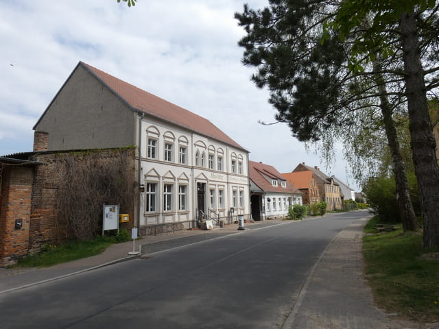 Hauptstraße mit historischem Gasthof Moritz