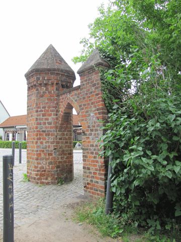 Burg Ziesar, Parkeingang mit Vortor zur ehemaligen Vorburg