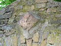 Eingelassener Stein in Schlossmauer