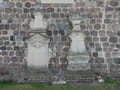 Grabplatten an der Kirche