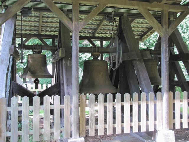 Dreijochiger Glockenstuhl vor der Kirche