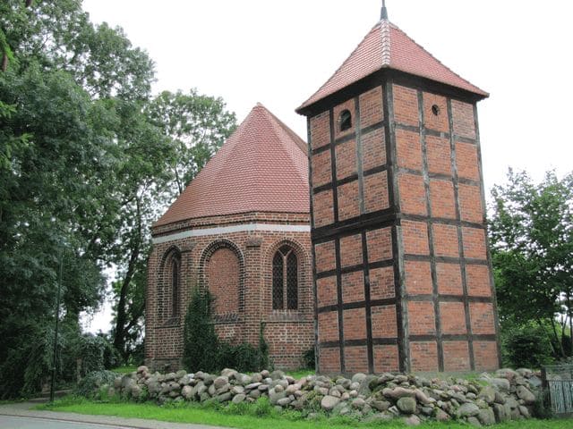 Kirche mit freistehendem Glockenturm