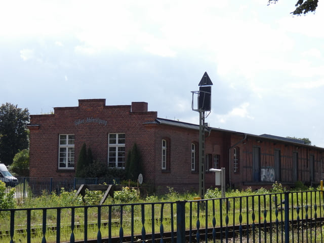 Bahnhof, Güterabfertigung