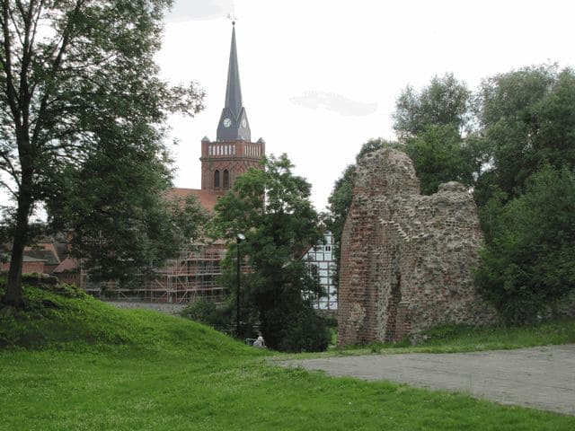 Blick von der Burg zur Kirche