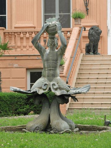 Brunnenfigur am Schloss