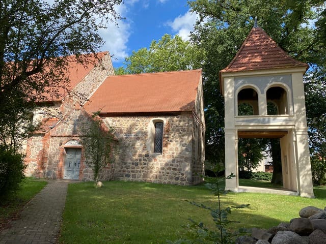 Kirche Seddin mit Glockenturm<BR />Foto von Ulrich Gießmann