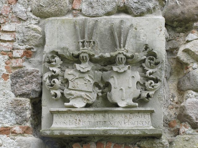 Wappen derer von Kleist und von Hacken über der Stichbogentür der Kirche