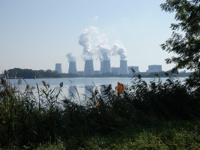 Blick über den Hälterteich zum Kraftwerk Jänschwalde