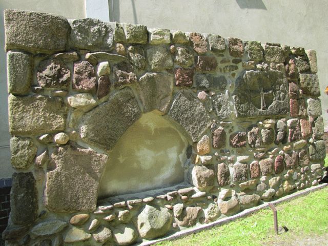 Schachbrettstein und romanisches Tympanon der Stradower Kirche im Lapidarium