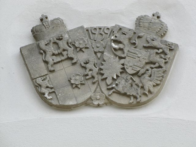 Altes Schloss, Wappen über dem Portal