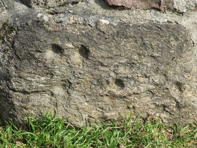 Näpfchenstein in Kirchhofmauer