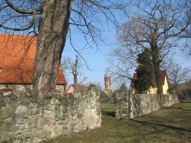 Kirchhof mit Blick zum Wasserturm