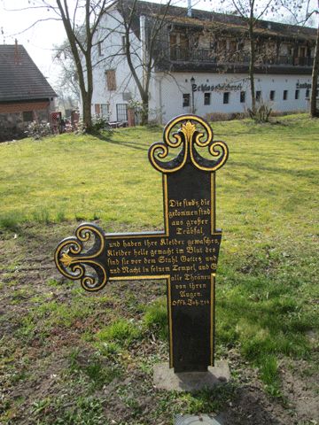 Grabstätte vor der Kirche