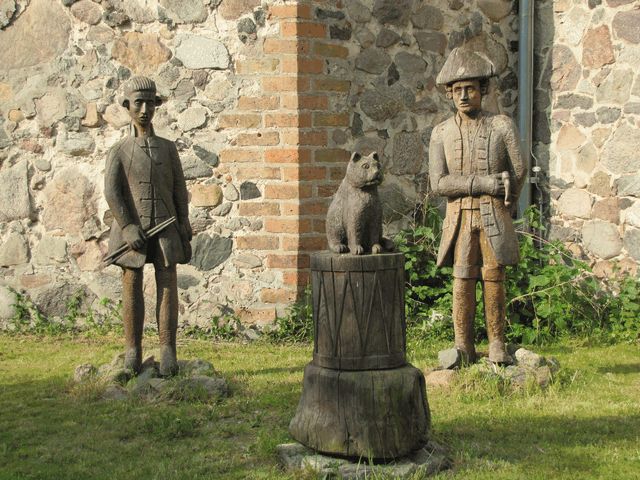 Holzfiguren vor der Kirche: der Trommler von Gröben