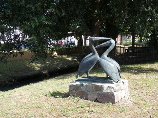 Pelikan-Skulptur