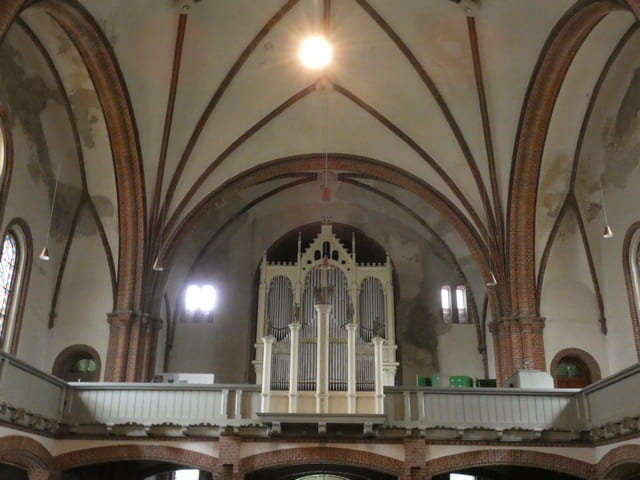 St. Jakobi, Innenansicht mit Orgel