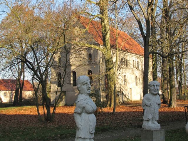 Schloss Wiepersdorf, Callot-Figuren und Kirche
