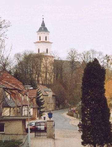 Blick vom Schloss zur Kirche