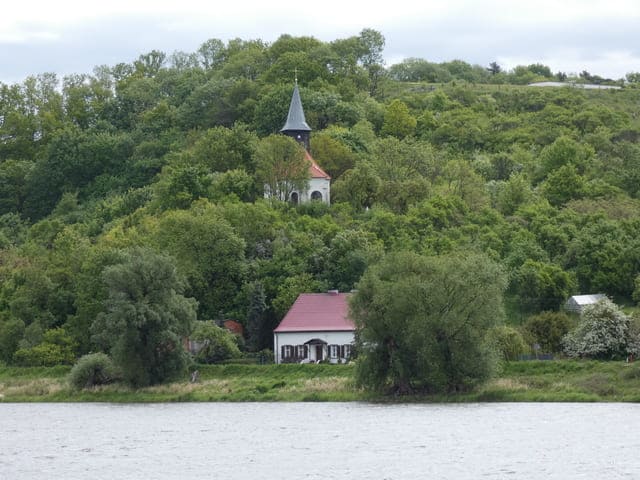 Auenpfad - Blick auf die Kirche von Niedersaaten/Polen