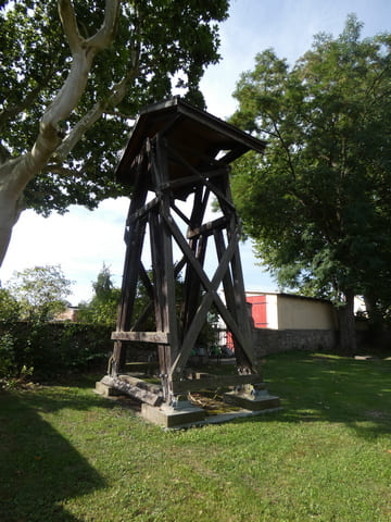 Glockenturm auf dem Kirchhof