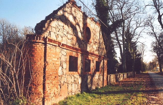 Ruine eines Stallgebäudes des ehemaligen Gutshofes