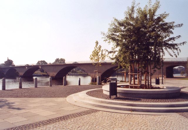 Uferpromenade an der Hohensaaten-Friedrichsthaler Wasserstraße