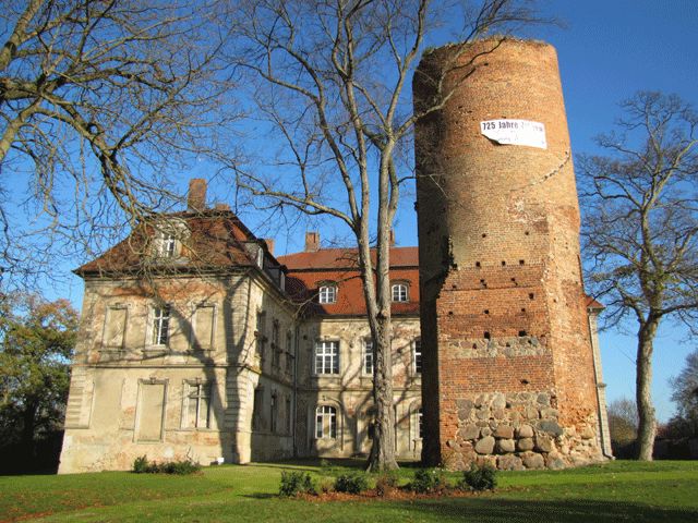 Schloss Zichow mit Fangerturm