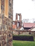 Blick von der Kirche zur Klosterruine