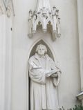 Kirche, Sandsteinfigur Martin Luthers am Portal