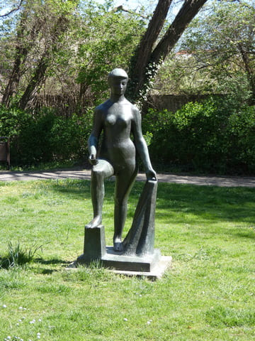 Große Schwimmerin, Bronze, 1958 im Goethe-Park