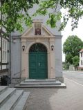 Rathauseingang mit Stadtwappen