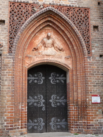 St. Gotthardt-Kirche, Portal