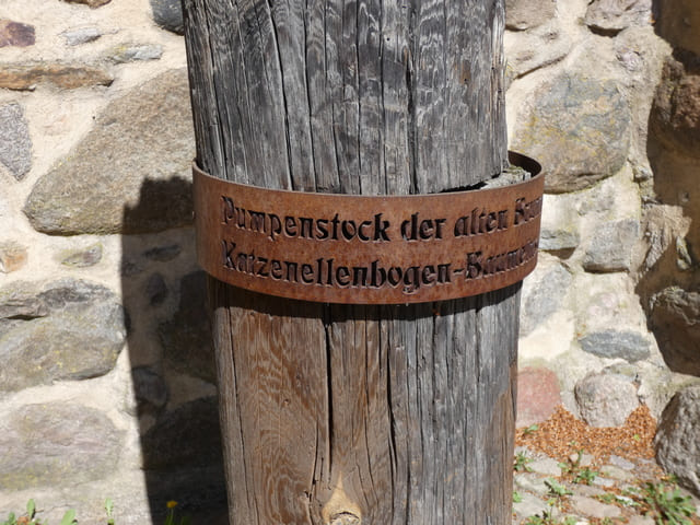 Pumpenstock einer alten Brunnenanlage