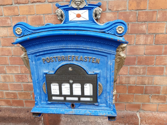 Alter Postbriefkasten am Postamt