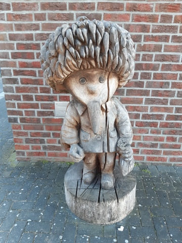 Sandmann-Figur am Bahnhof