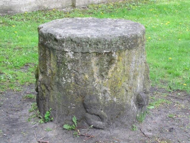 Steinsockel einer nicht mehr vorhandenen Statue vor dem Schloss