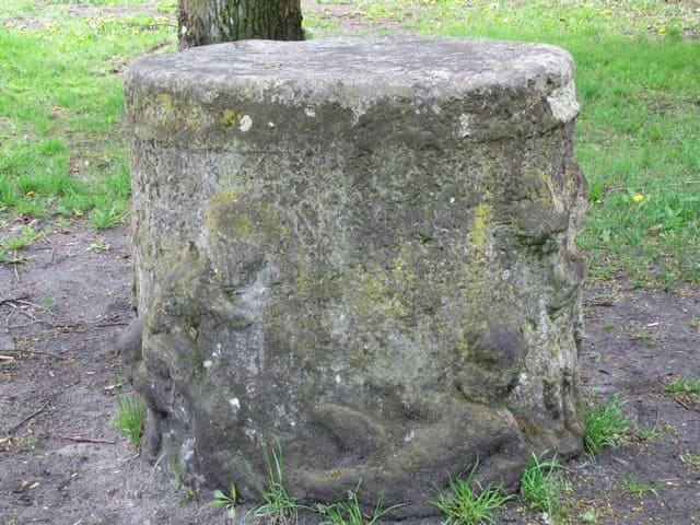Steinsockel einer nicht mehr vorhandenen Statue vor dem Schloss