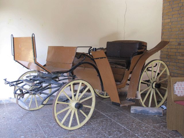 Kutsche am Eingang vom Gasthof "Zum Farmer"