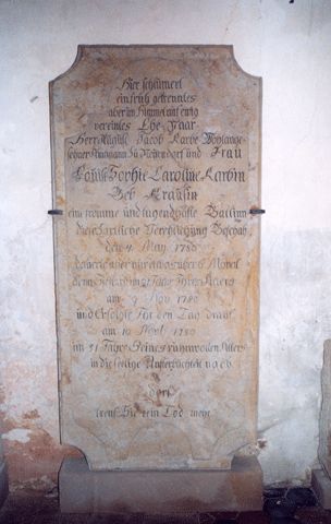 Grabstein an der Kirche