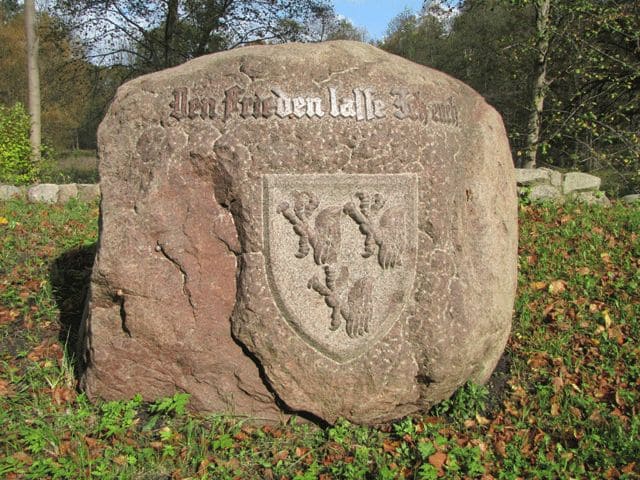Gedenkstein an der Burgruine Breydin