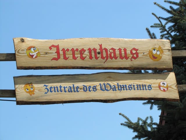 Eingang zum Irrenhaus