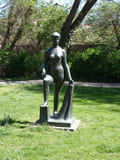 Große Schwimmerin, Bronze, 1958 im Goethe-Park Große Schwimmerin, Bronze, 1958 im Goethe-Park