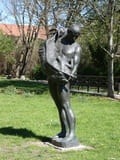 Mann mit Ziege, Bronze, 1989 im Goethe-Park Mann mit Ziege, Bronze, 1989 im Goethe-Park